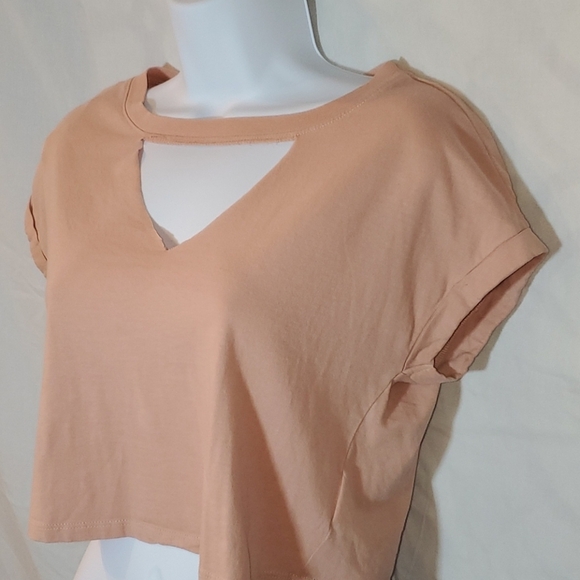 4/$20 Divided H&M crop top with keyhole cutout - Picture 3 of 14